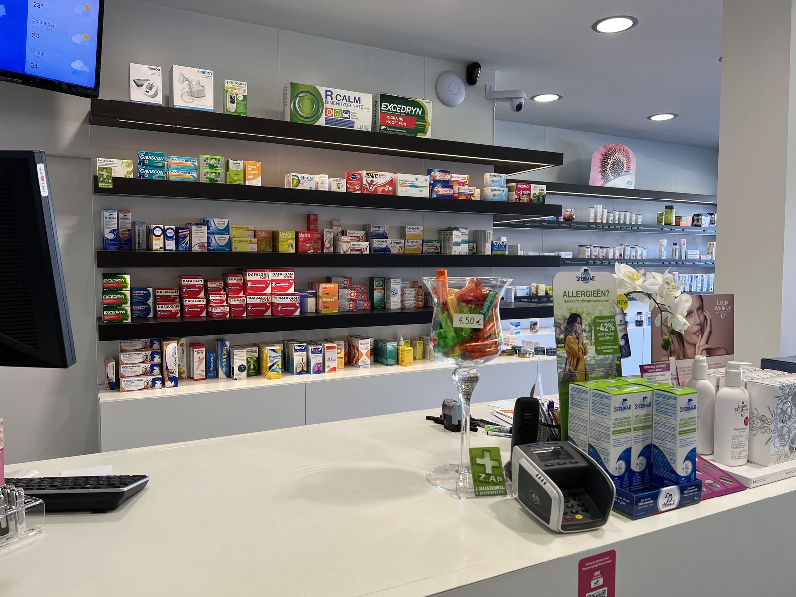 De balie en productrekken van Apotheek Mortelmans